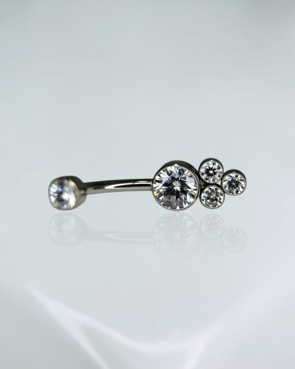 Piercing umbigo com zirconias