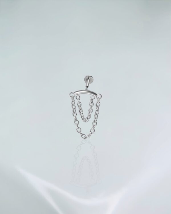 Piercing labret com corrente dupla