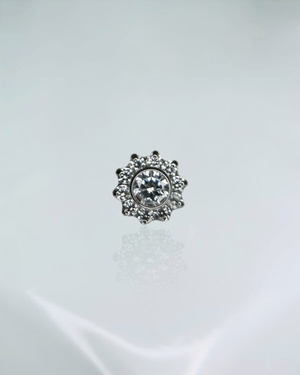 Piercing labret flor zirconias titânio