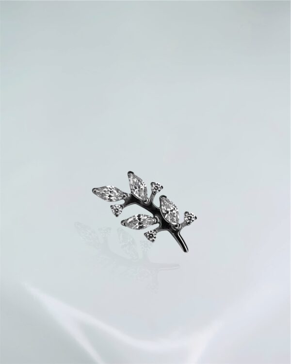 Piercing labret folhas zirconias